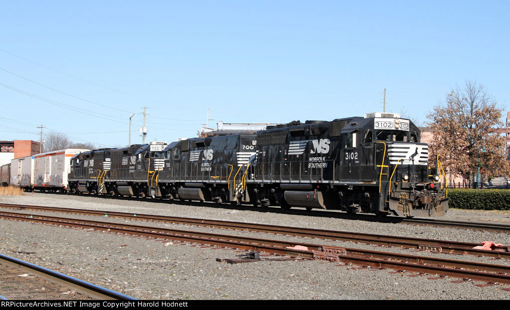 NS 3102, 700, 722, and 3094 bring train E60 around the connection track
